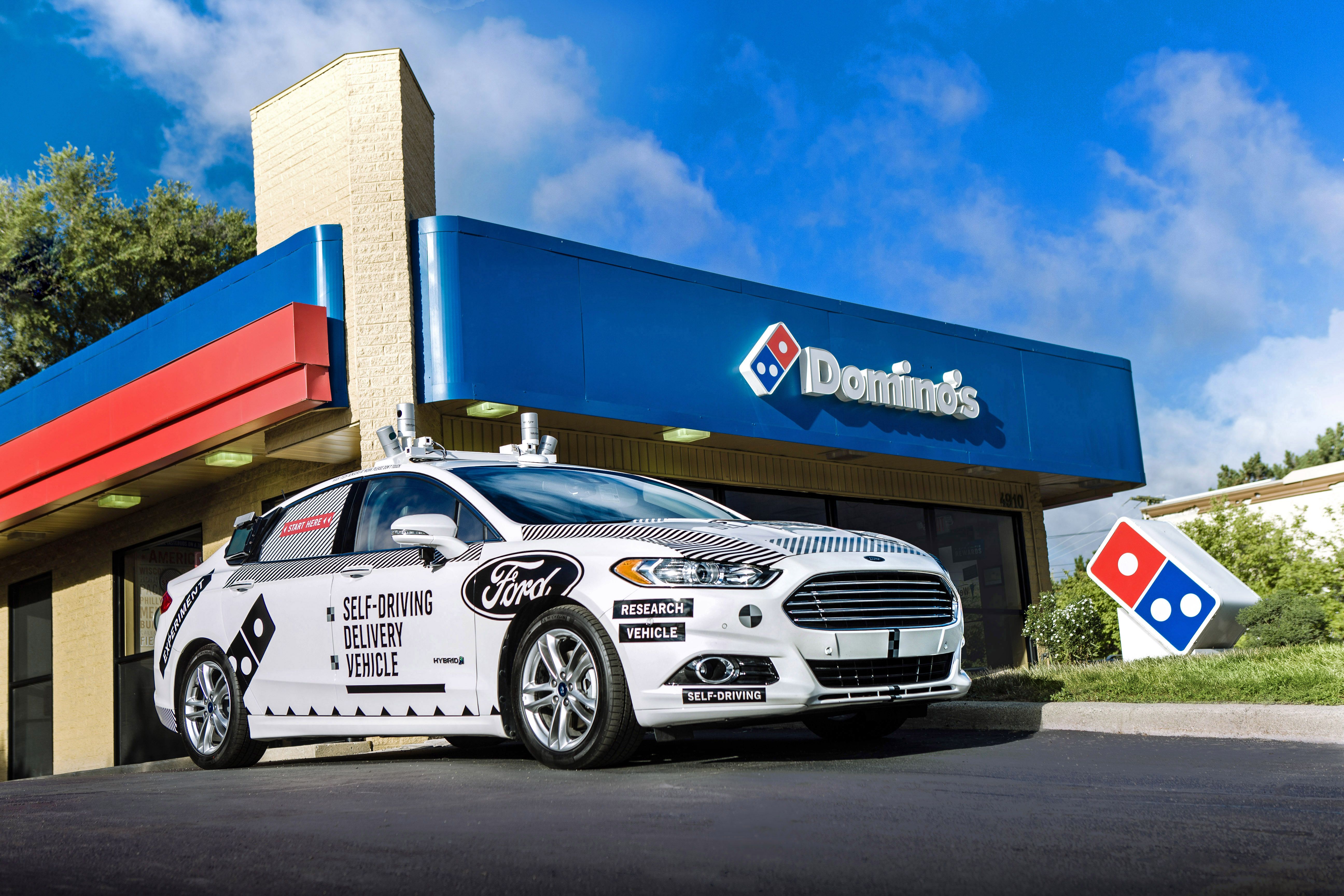 Фирма focus. Domino's pizza машины. Domino's pizza автопарк. Доминос машина фото. Ford Motor.