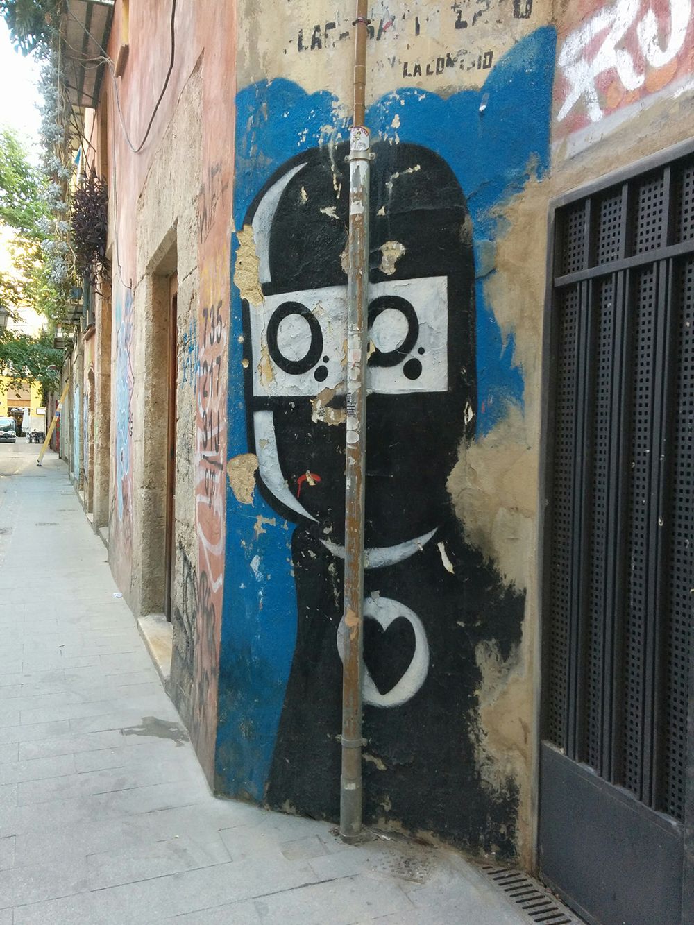 graffiti-valencia-spain-ninja-extraterrestre-love-amor-steemit-trenz (41).jpg