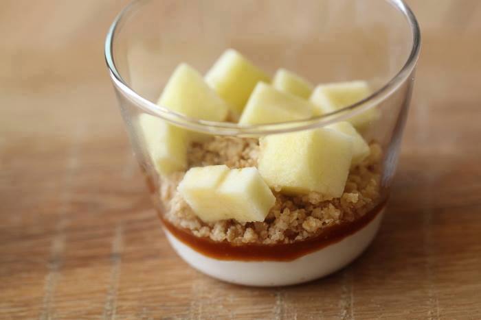 Crumble-aux-pommes-crème-fouettée-et-caramel4.jpg