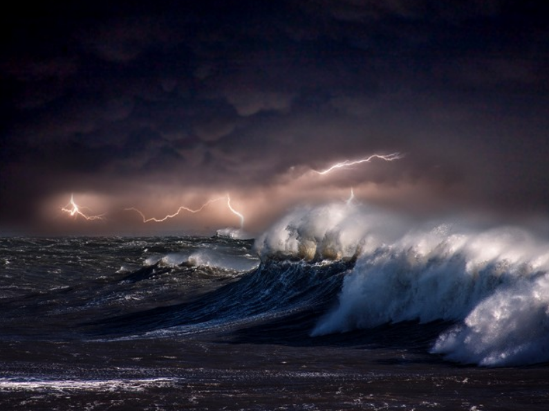 Шторм и море а огне. Моря океаны шторма. Огромные волны. Морская буря. Тихий океан шторм.