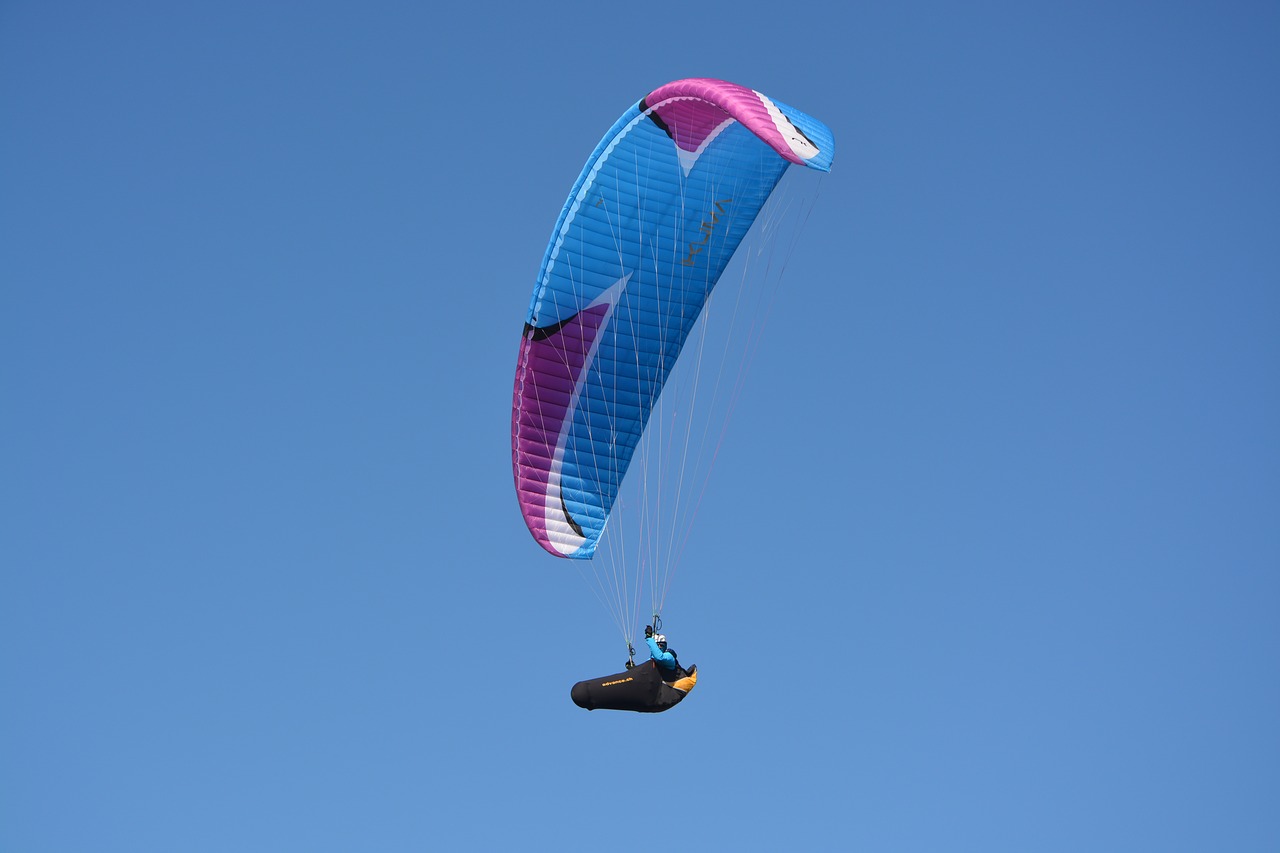 paragliding-3224591_1280.jpg