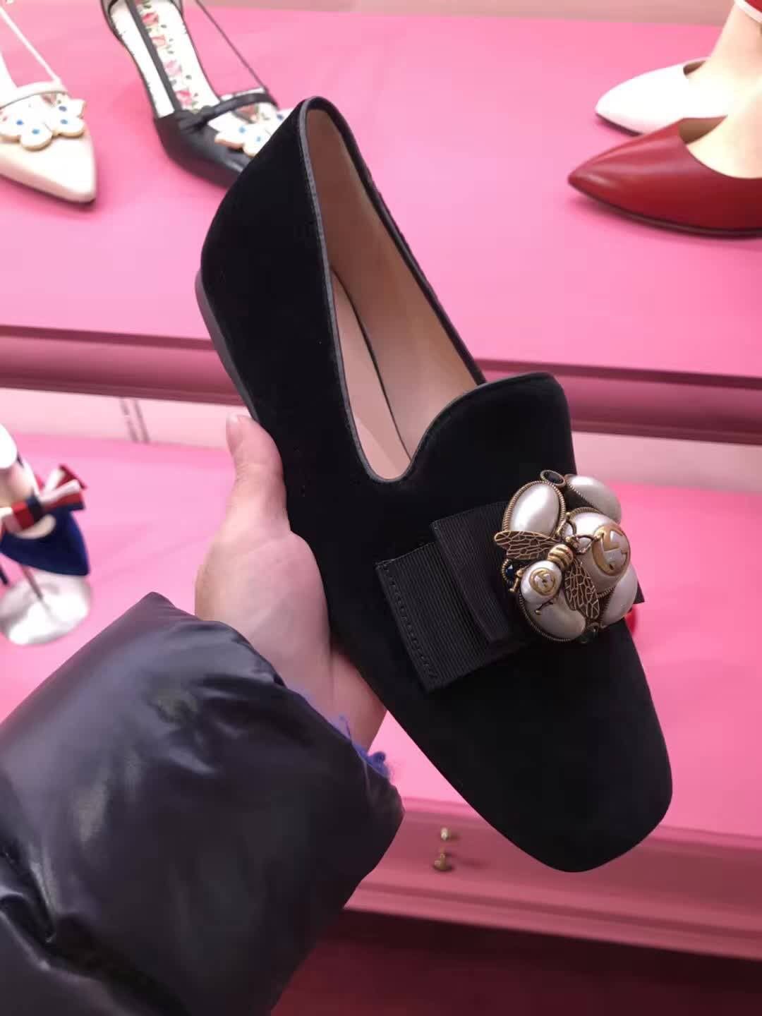 gucci velvet sandal with bee
