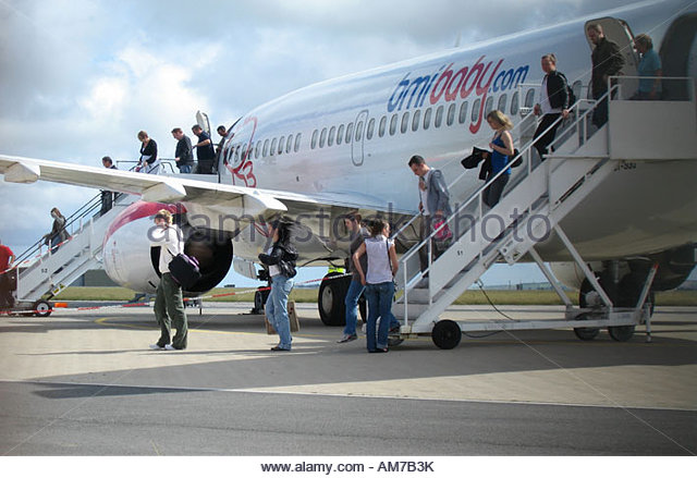 passengers-leaving-a-boeing-737-of-bmibaby-at-newquay-airport-cornwall-am7b3k.jpg