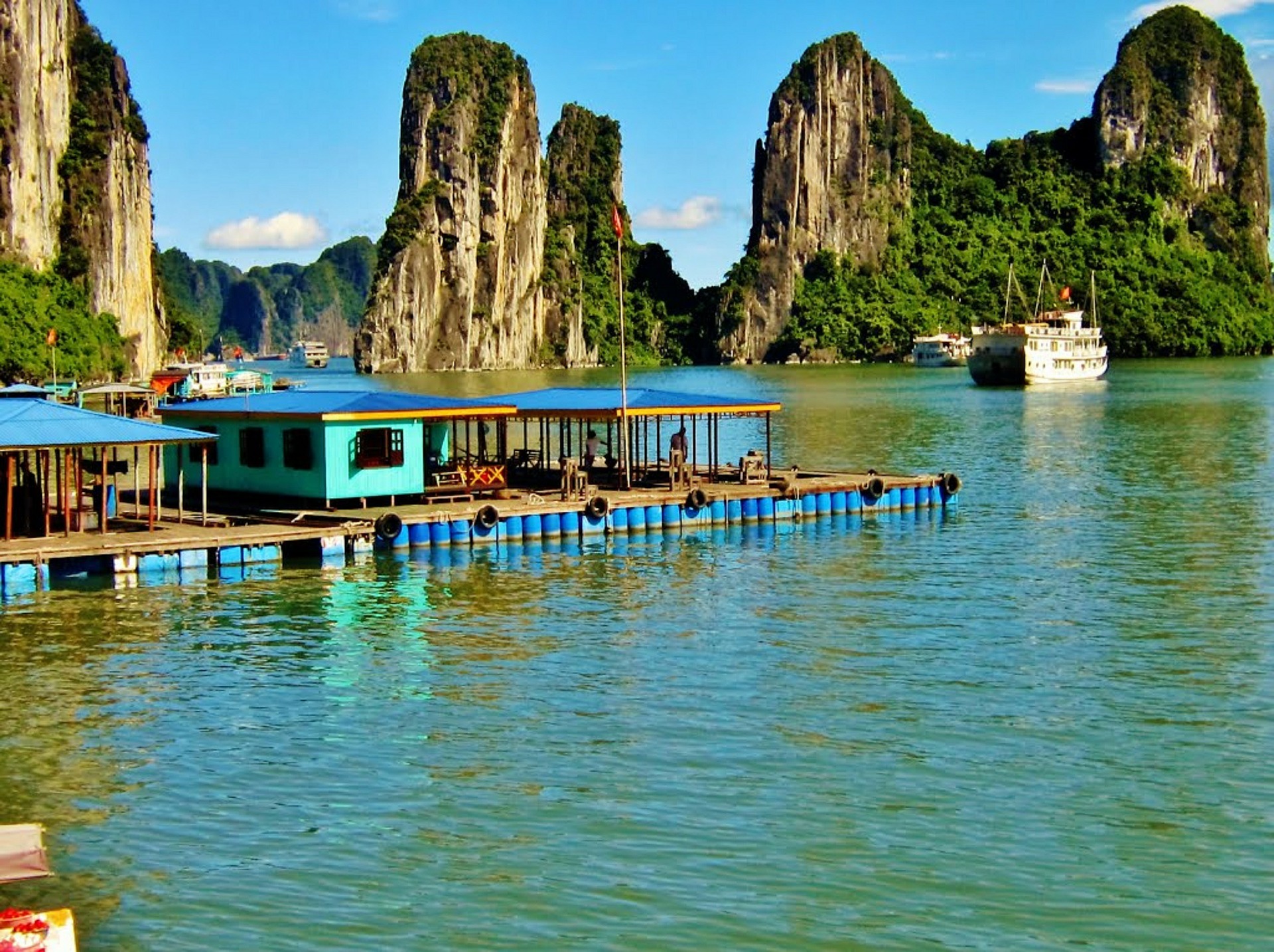 halong-289278_1920.jpg