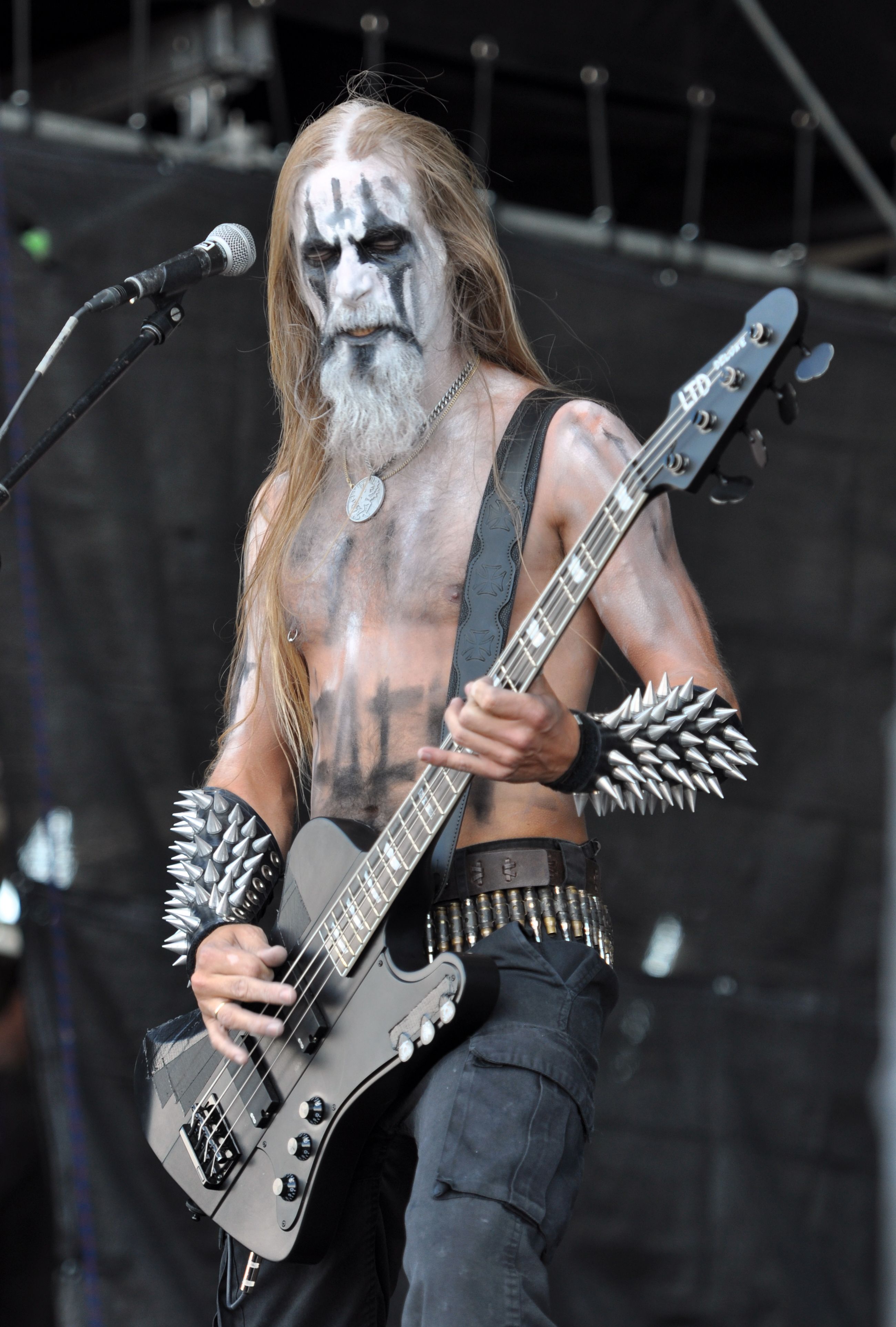 Tsjuder,_Jan-Erik_„Nag“_Romøren_at_Party.San_Metal_Open_Air_2013_07.jpg