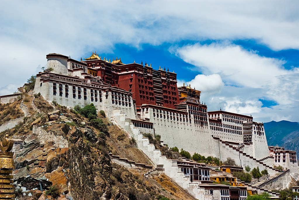 1024px-Potala_Palace,_August_2009.jpg