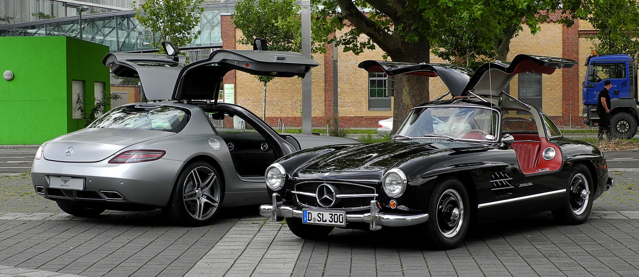 Mercedes-Benz_SLS_AMG_(C_197)_&_Mercedes-Benz_300_SL_(W_198)_–_Heckansicht,_10._August_2011,_Düsseldorf.jpg