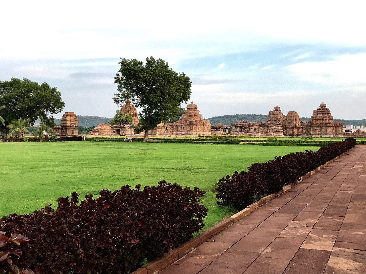 1280px-7th_-_9th_century_Hindu_and_Jain_temples,_Pattadakal_monuments_Karnataka_7.jpg
