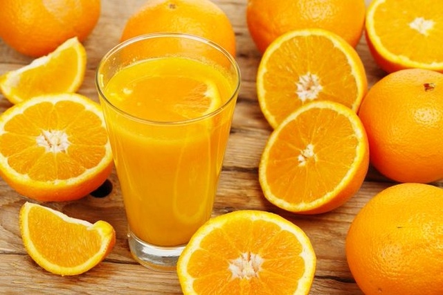 Naranjas-enteras-por-mitades-porciones-y-en-zumo.jpg