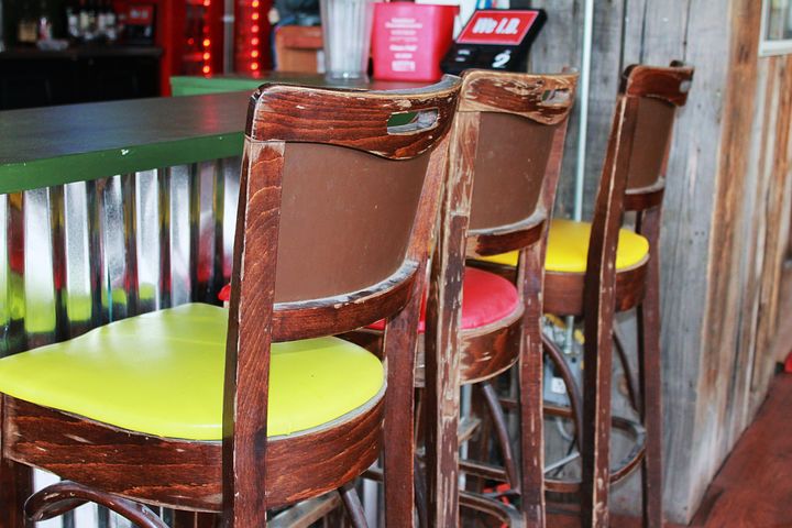 bar-stools-1327458__480.jpg