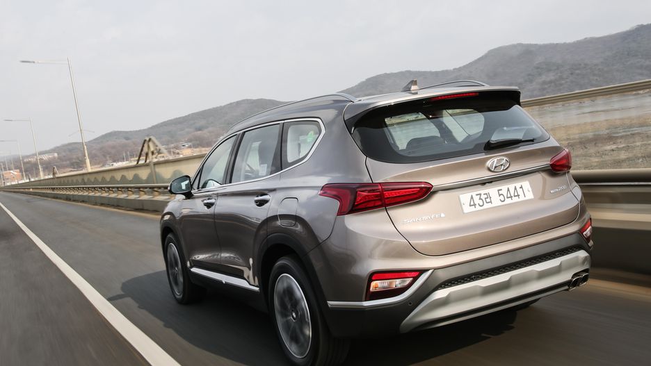 2019-hyundai-santa-fe-drive-13.jpg