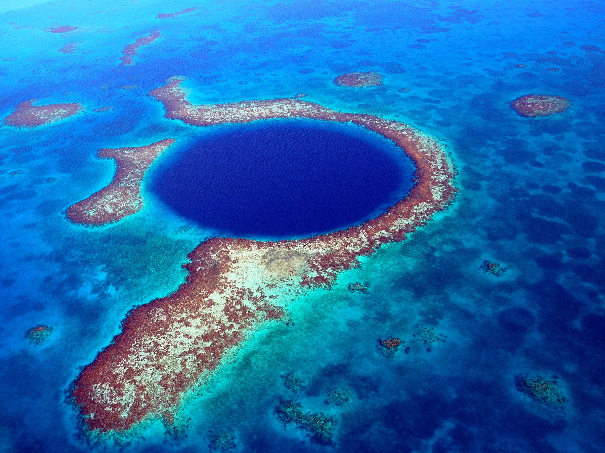 Сам большой океан в мире. Дахаб Египет голубая дыра. Барьерный риф Белиз. Атолл Лайтхаус-риф в Белизе. Остров Юкатан.