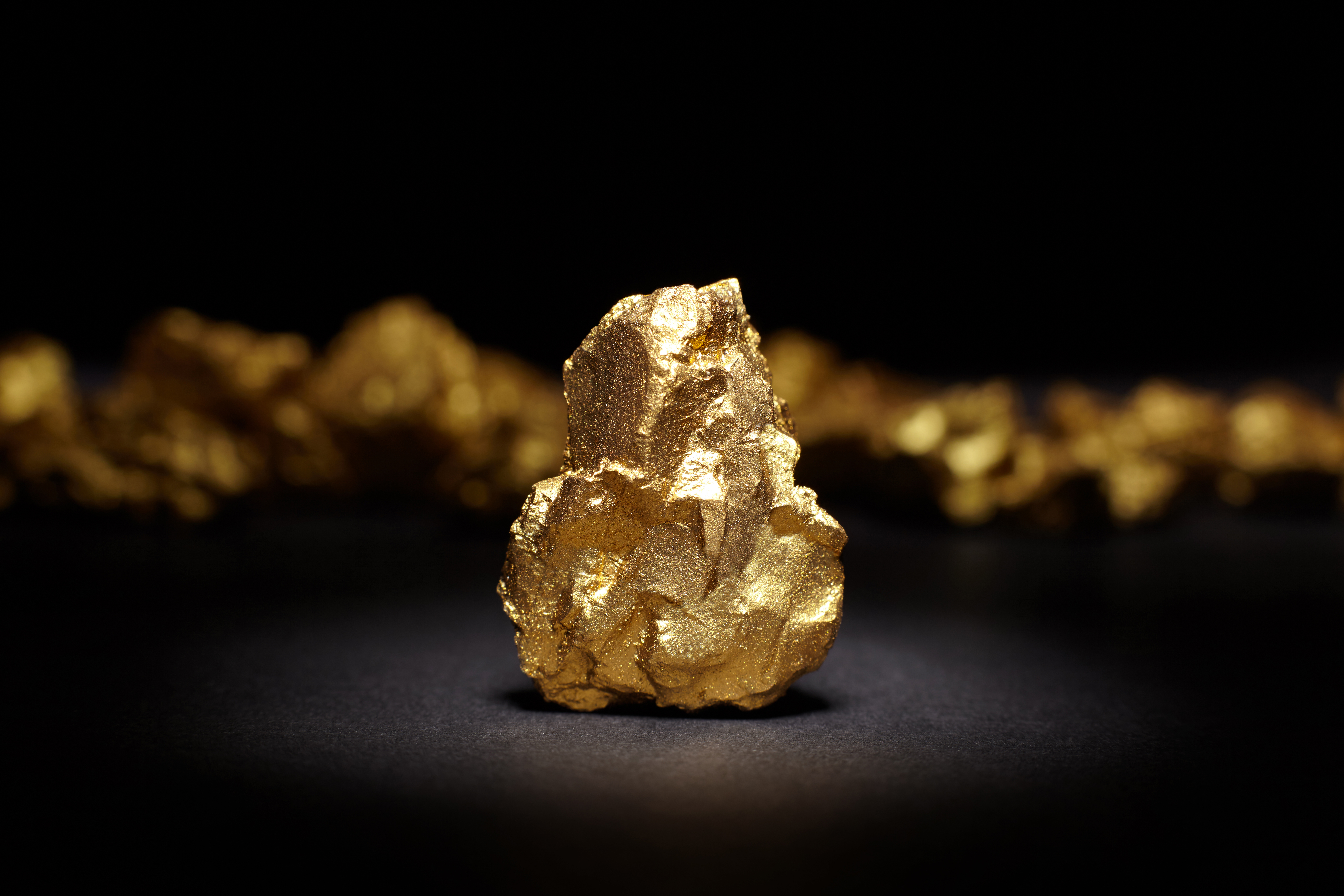 Белые полезные ископаемые. Самородное золото минерал. Сурьма самородок. Самородок золота. Золото на черном фоне.