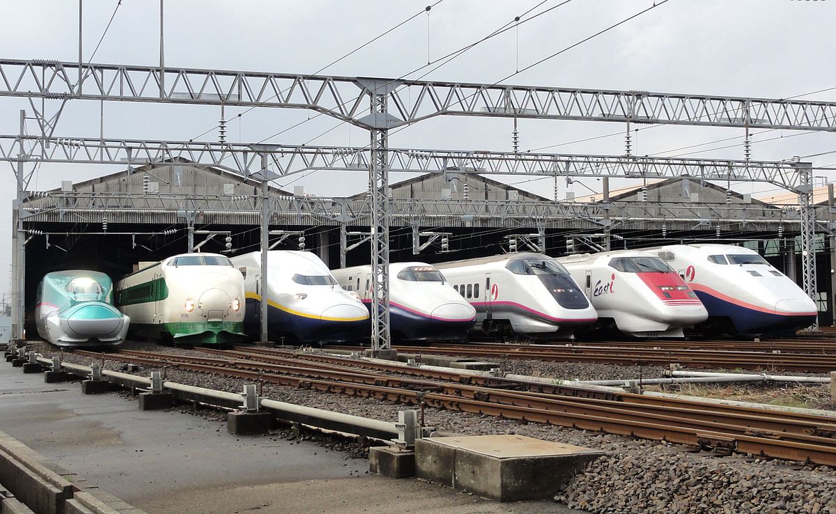 1200px-JR_East_Shinkansen_lineup_at_Niigata_Depot_201210.jpg