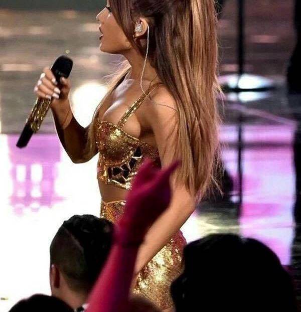 ariana-grande-boobs.jpg