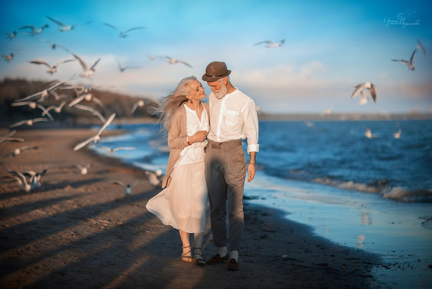 Russian-photographer-makes-wonderful-photos-with-an-elderly-couple-showing-that-love-transcends-time-5971043a89352-png__880.jpg