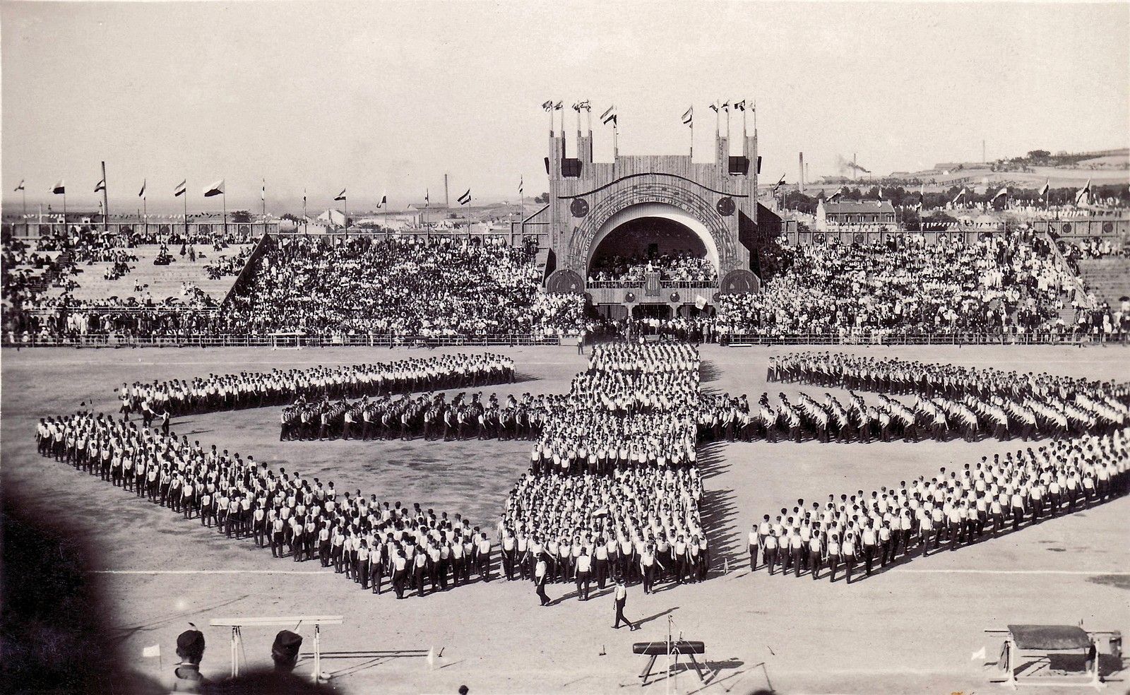 sl 6 Masovnost, Prvisvesok. slet Beograd 1930_tn.jpg