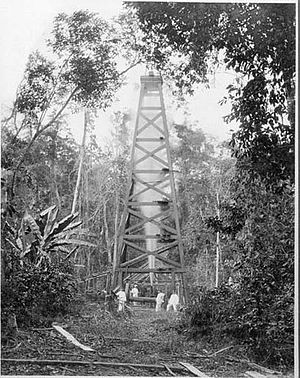 300px-COLLECTIE_TROPENMUSEUM_Spuitende_petroleumbron_in_Perlak_Atjeh_TMnr_60001642.jpg