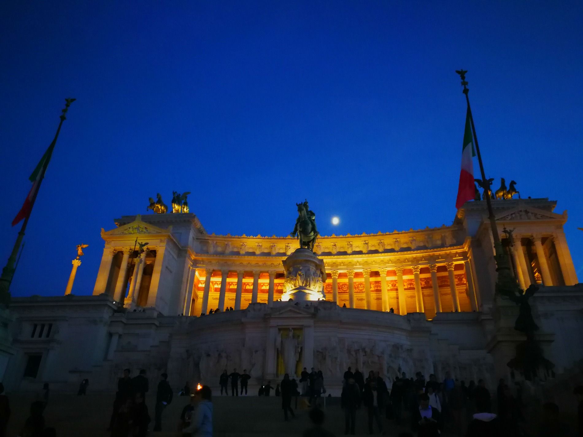 roma-night-anabell-hilarski02.jpg