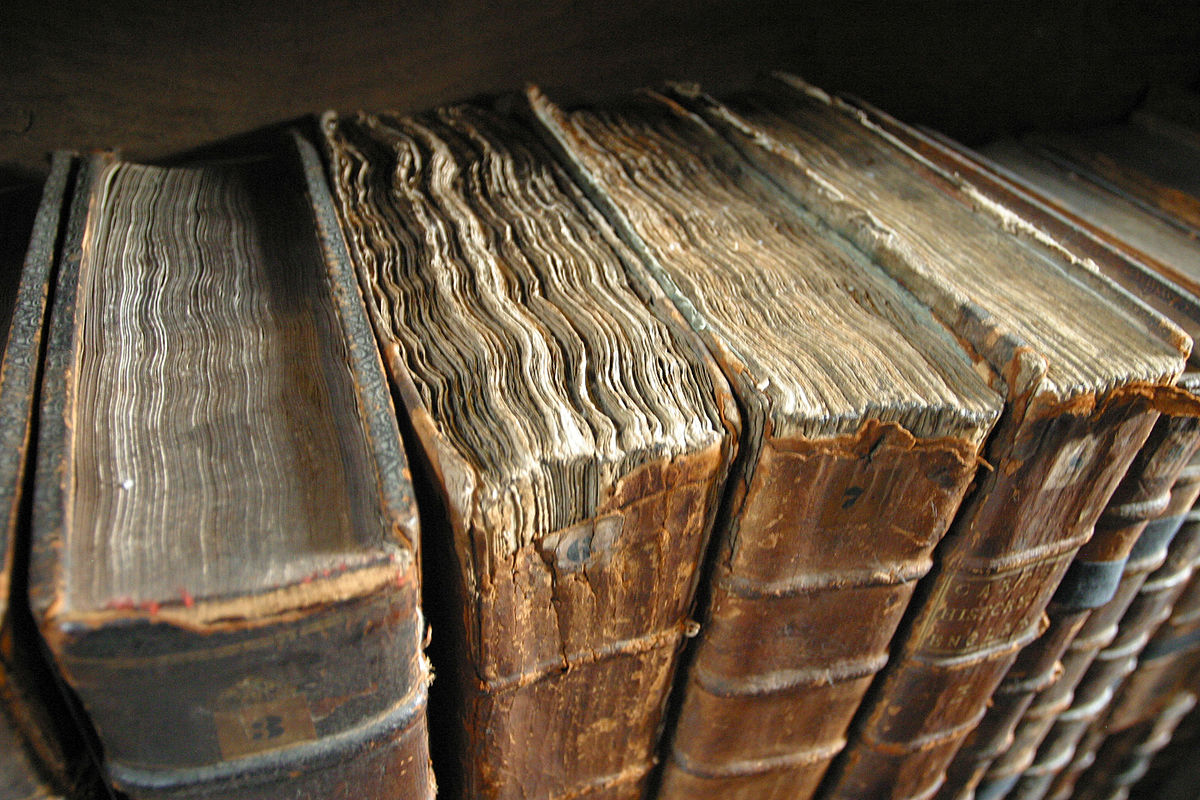 1200px-Old_book_bindings.jpg