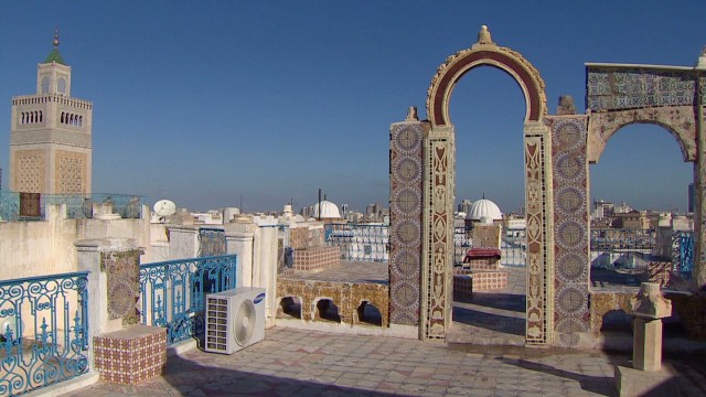 131107053708-pkg-defterios-tunisia-tourism-00002804-story-top.jpg