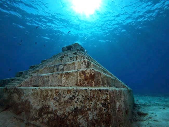 16 A Yonaguni 31 Yonaguni Underwater Pyramid 2.jpg