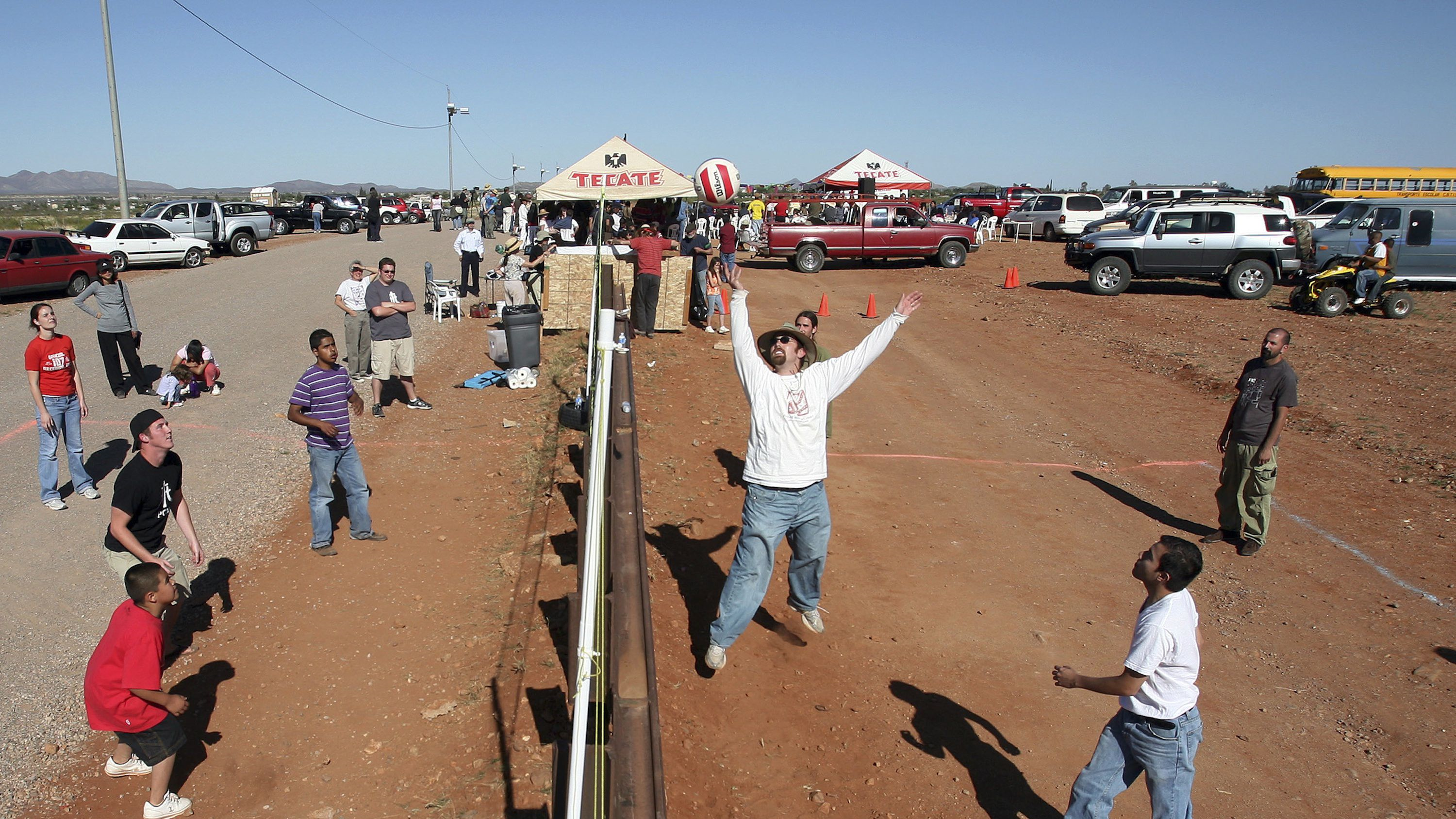 BORDER US AND MEXICO frienly volleyball net.png