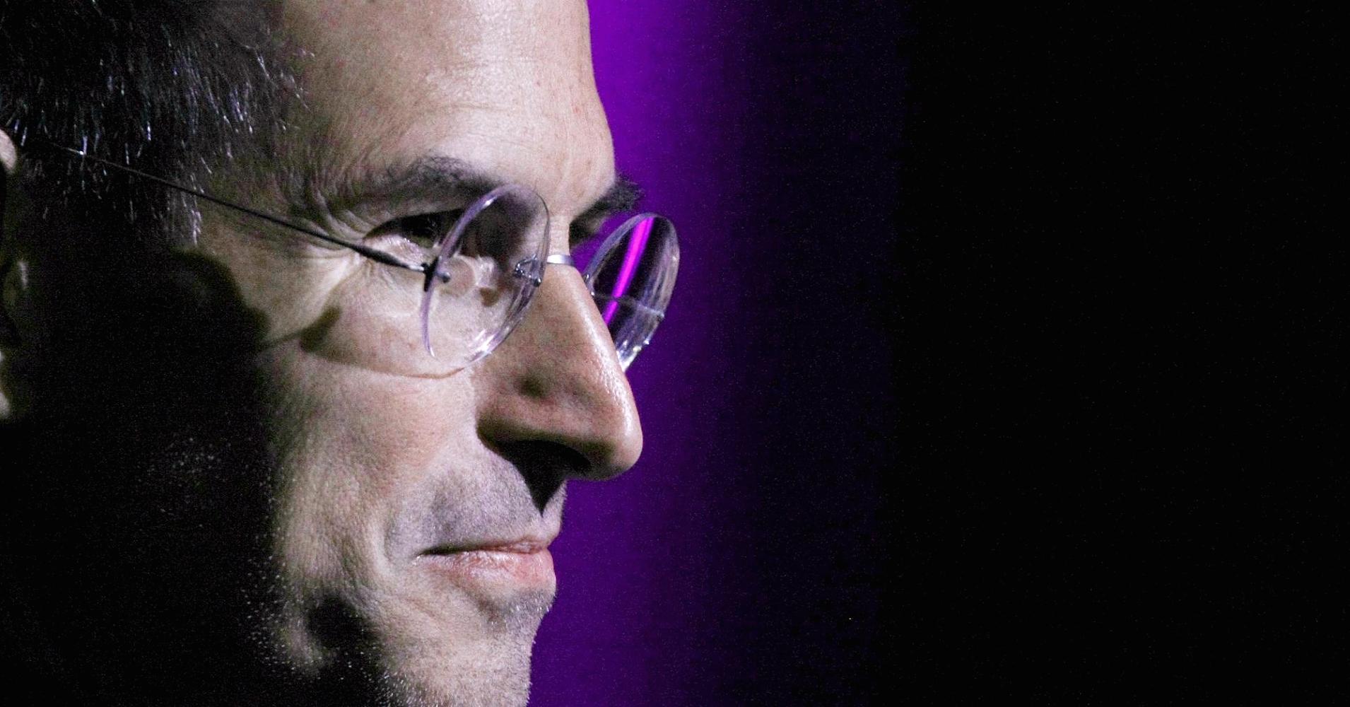 Steve_Jobs_looks_on.1910x1000.jpg