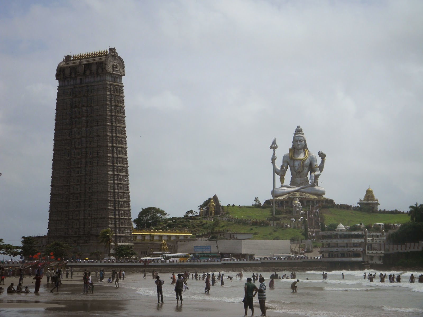 DMurudeshwar is small town in North Karnataka and most famous for its second largest statute of Lord Shiva and the temple complex surrounded on three sides by the water of the Arabian sea. 
SCN9712.JPG