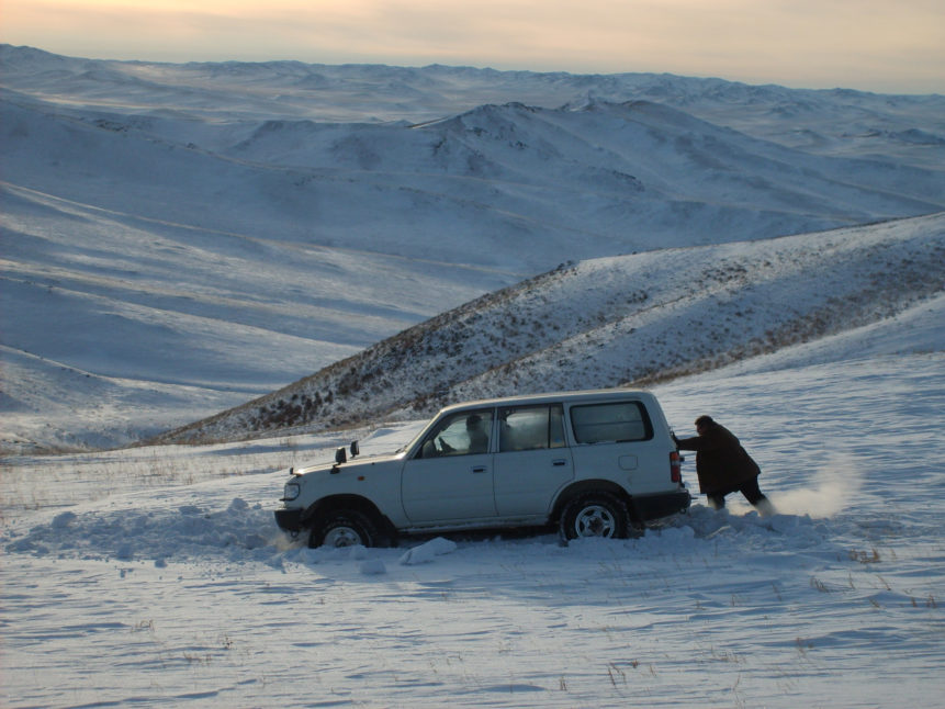 car-sunk-snow-mongolia-861x646.jpg