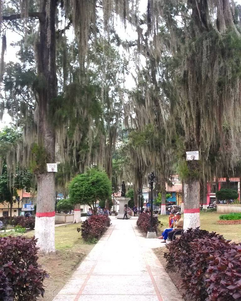 plaza bolivar de Tabay en el estado Merida.jpg