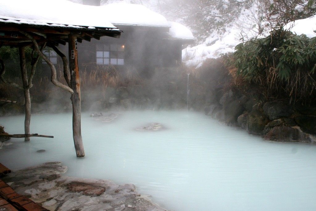 Tsuru-no-yuu-hot-spring-in-winter-by-slackrhackr-1024x684.jpg