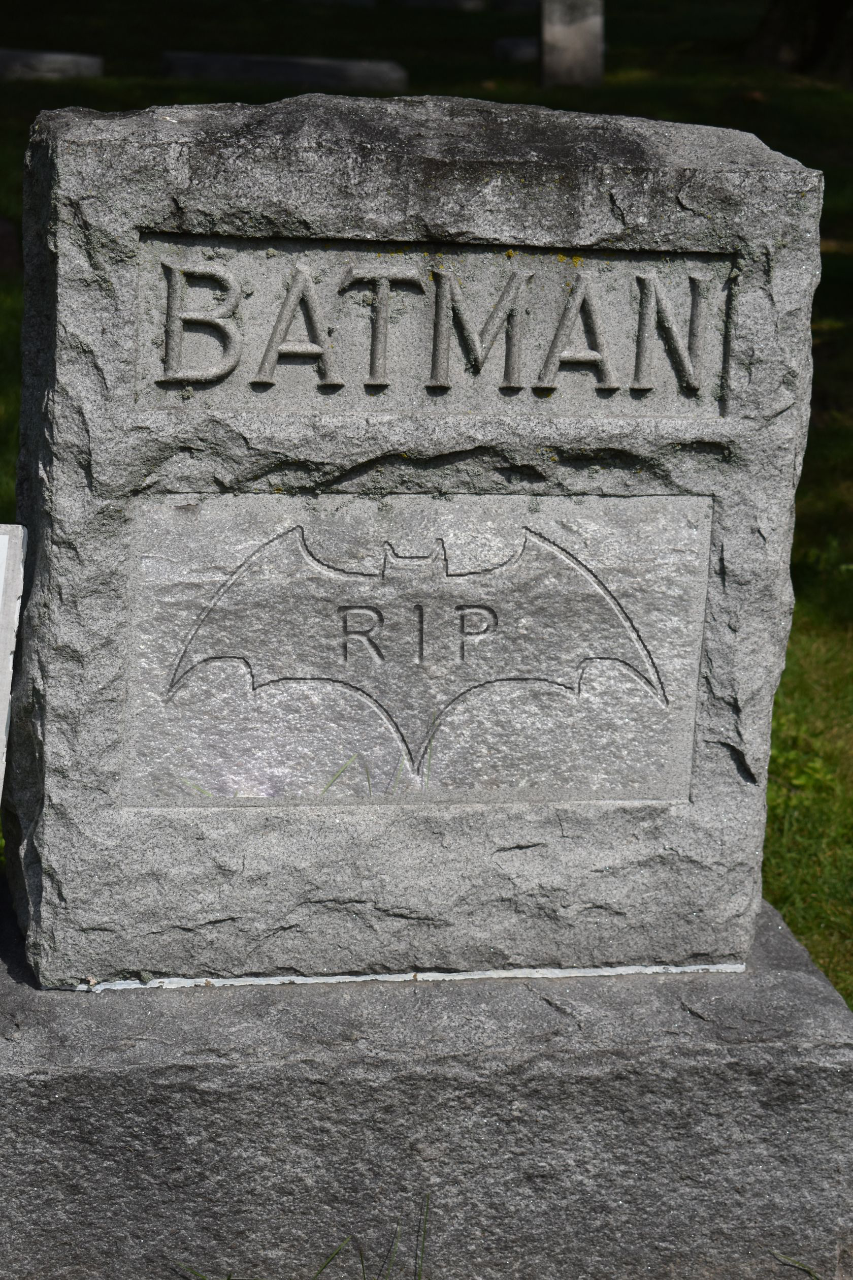 ID-Steemit-Batman Grave Photo.png
