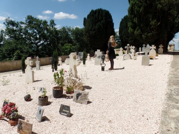 girl-in-cemetery-570x428.jpg