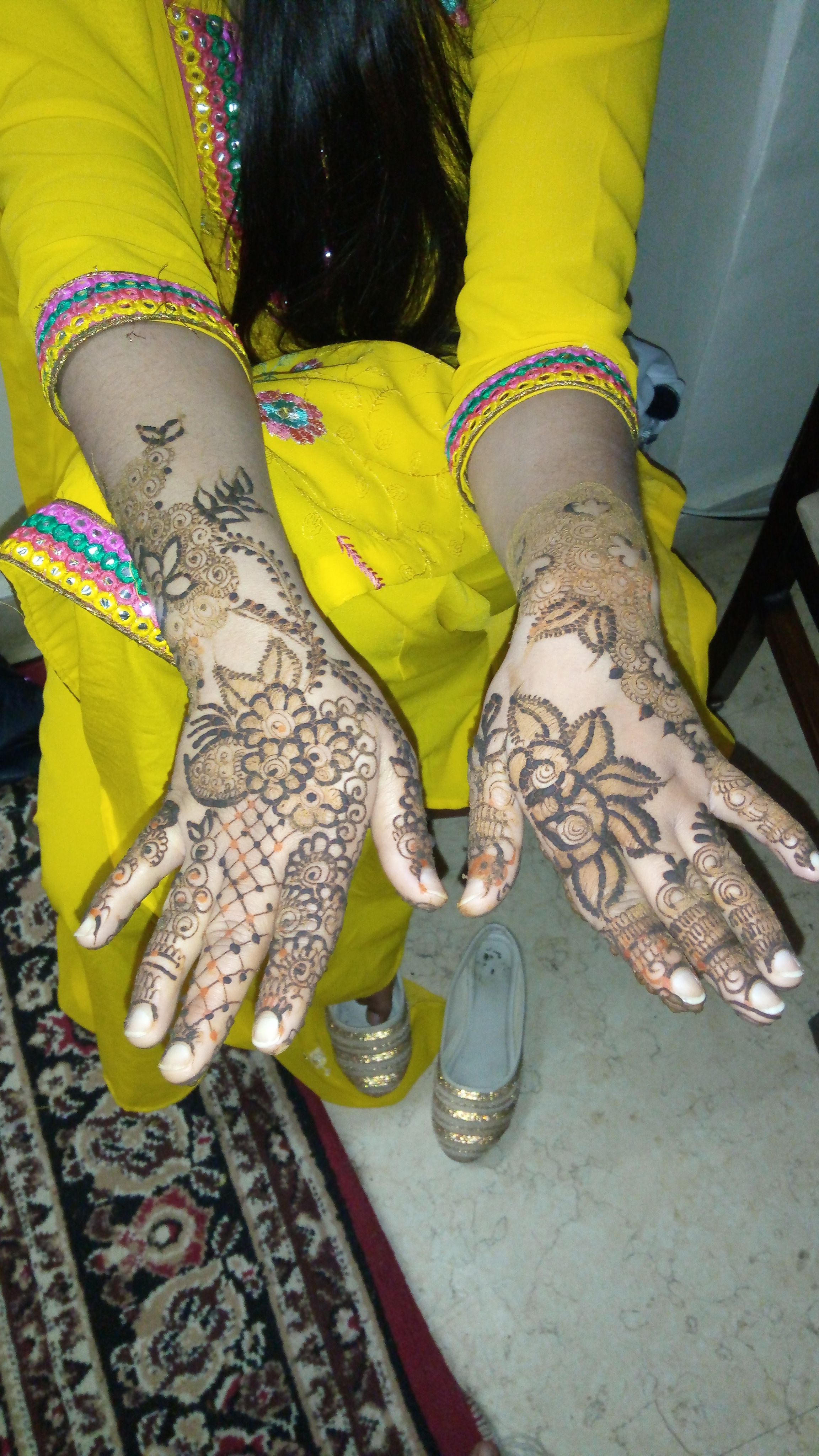 Hand mehndi design my mother got today. : r/pics