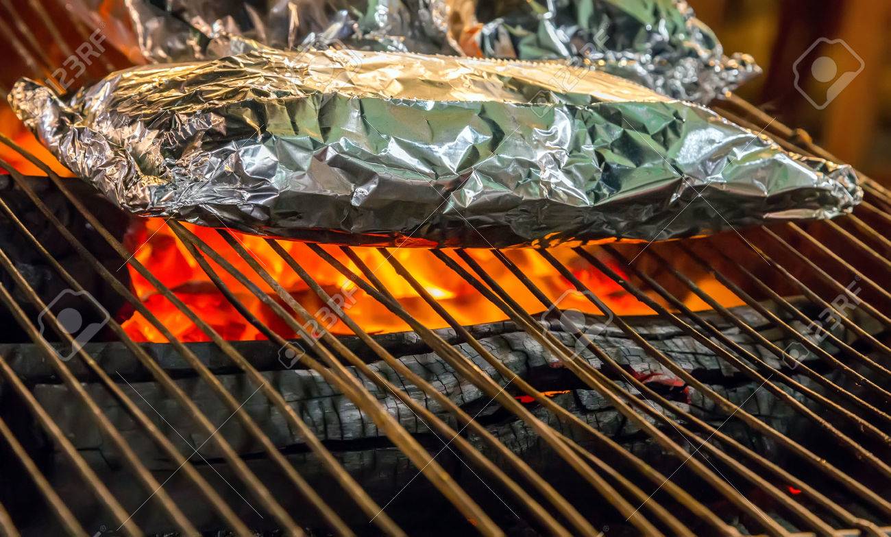 41231149-food-in-on-aluminum-foil-by-fire-and-bbq-flames-restaurant-barbecue-at-the-night-market.jpg