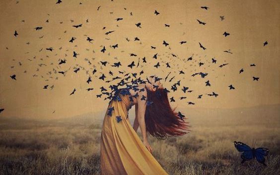 mujer-con-mariposas-en-el-pecho.jpg