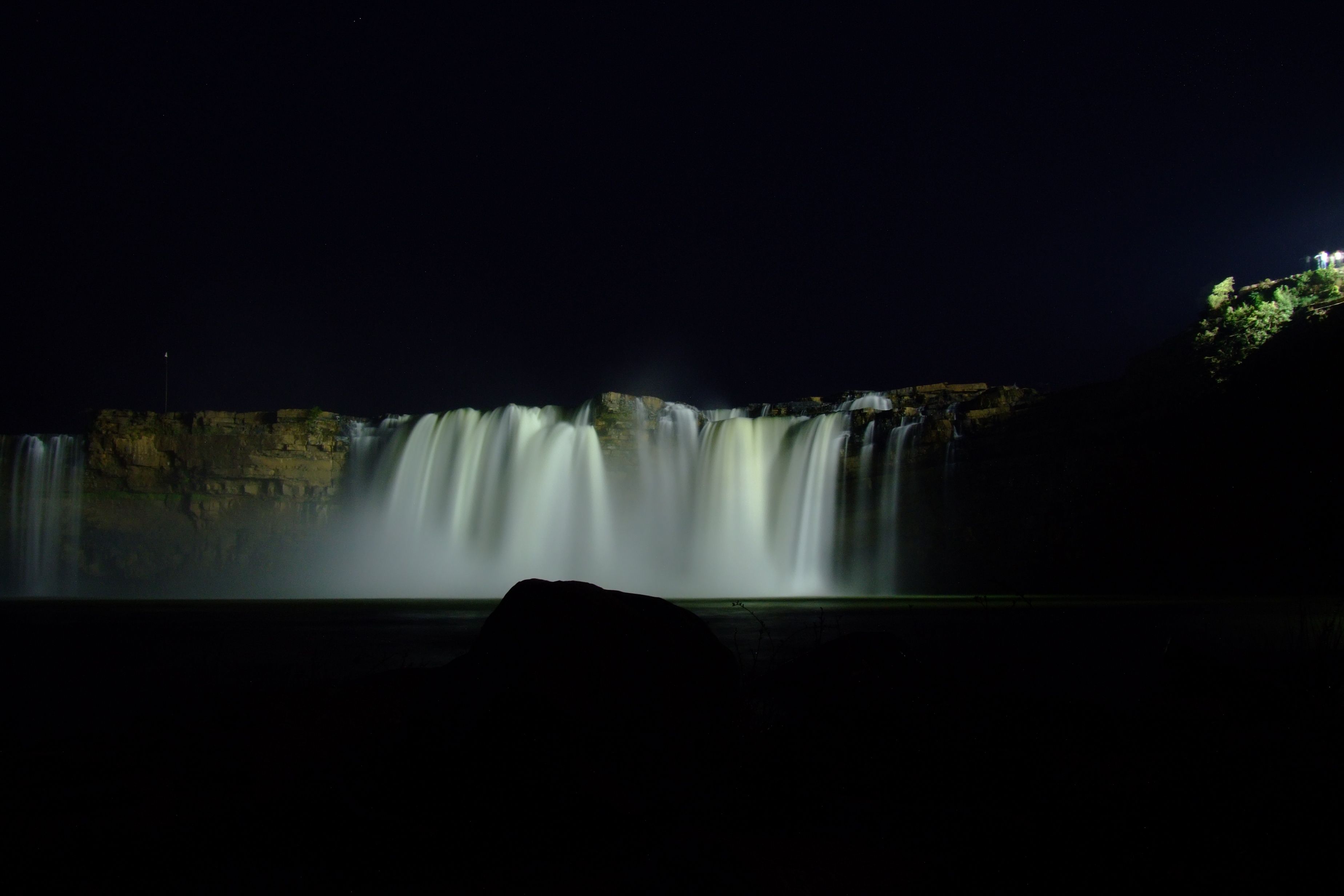 Chitrakote_waterfall_at_night.jpg