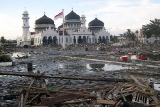 masjid-baiturrahman-banda-aceh-usai-diterjang-gempa-dan-tsunami-2004-_140701135820-981.jpg