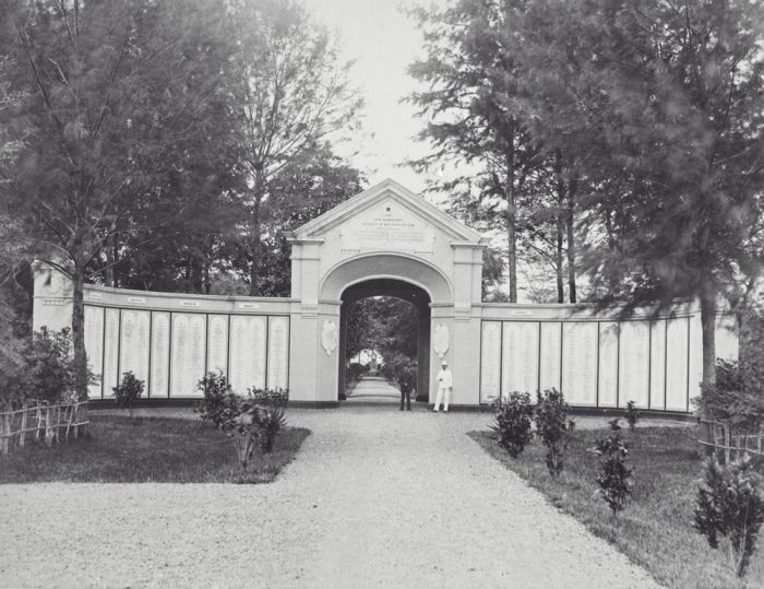 COLLECTIE_TROPENMUSEUM_Poort_op_het_kerkhof_Petjoet_in_Koetaradja_met_de_namen_van_gesneuvelde_militairen_TMnr_60039179.jpg