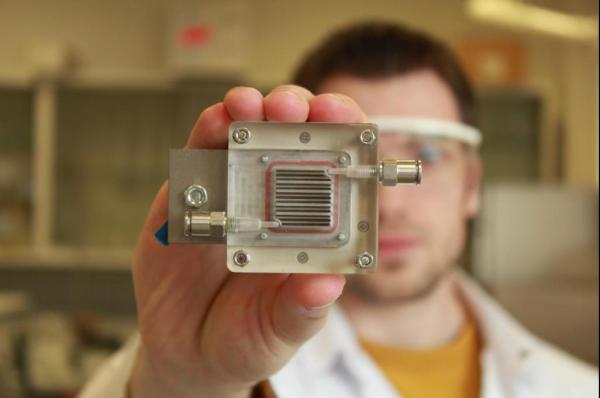 New-device-turns-dirty-air-into-energy.jpg