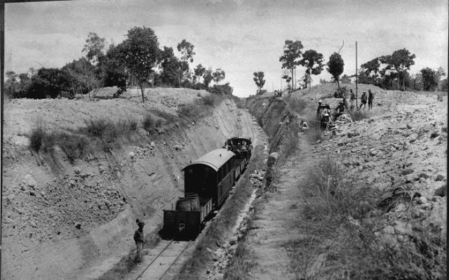COLLECTIE_TROPENMUSEUM_Trein_op_een_door_een_heuvel_gegraven_stuk_spoorweg_bij_Batoe_Gloengoer_TMnr_1976-1910.jpeg