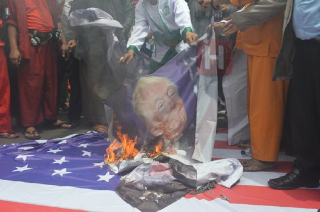 Massa-bakar-bendera-AS-dan-foto-Trump-depan-Kedubes-AS-by-Zulkarnain-edit-356lydtqtzehix9k1zn4zk.jpg