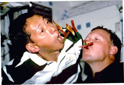 Eating-candy-in-space_l.jpg