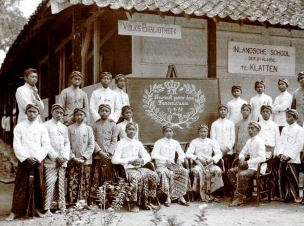 Hasil gambar untuk SEKOLAH PERTAMA DI INDONESIA