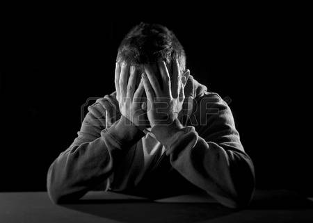 31273374-giovane-uomo-disperato-che-soffre-con-le-mani-che-coprono-il-viso-in-profonda-depressione-dolore-dis.jpg