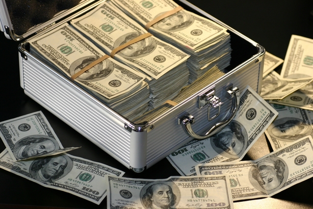 100 dollars bills gray briefcase 600x400 pexels-photo-164652.jpg