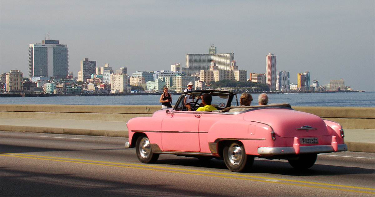 turistas en el malecon.jpg