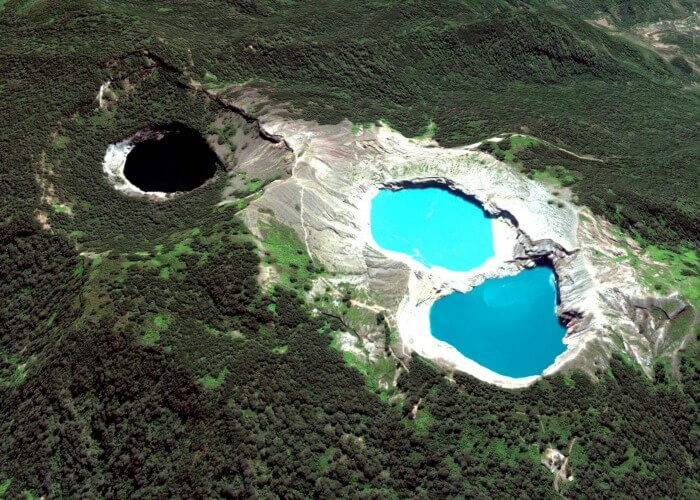 Mt.-Kelimutu.jpg