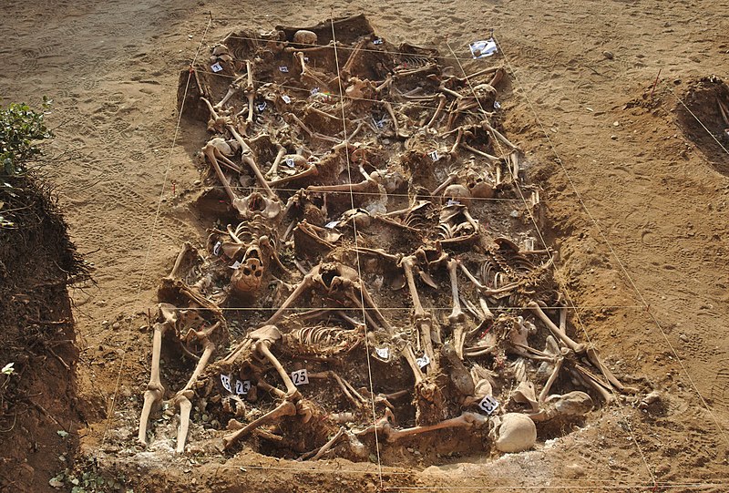 800px-Spanish_Civil_War_-_Mass_grave_-_Estépar,_Burgos.jpg